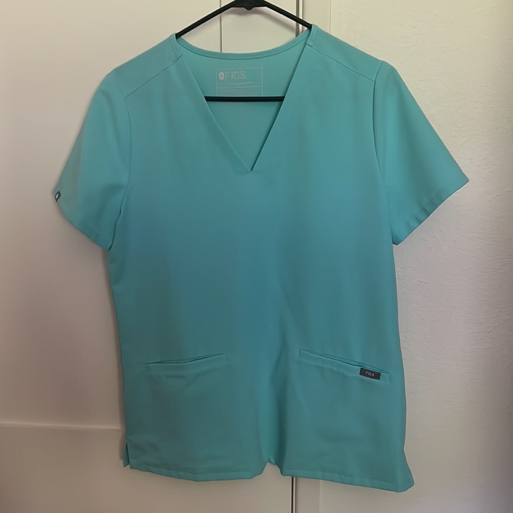 Figs women’s three pocket scrub top, size S